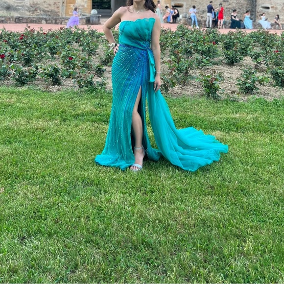 Maxi dress beautiful dress fit size 2-4 and 6 only worn 3 hours - Picture 5 of 5